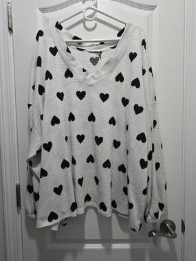 Women’s White V-Neck Heart Print Top